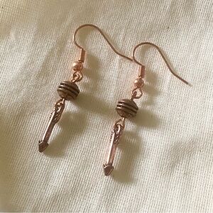 Rose gold / copper arrow dangle earrings